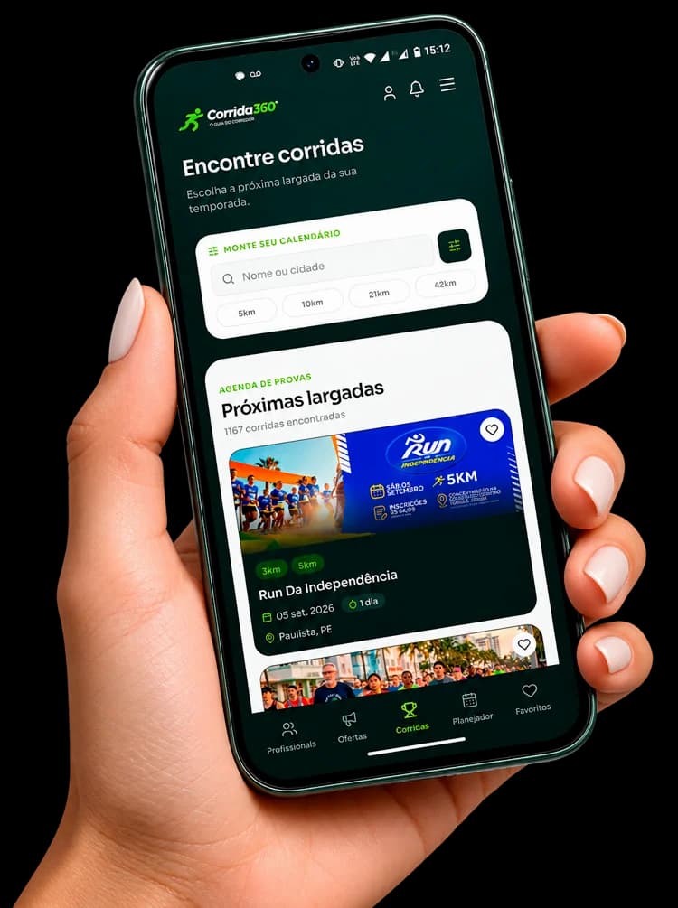 Mão segurando um celular com o app do Corrida360º aberto na lista de corridas